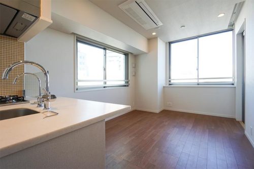 2面採光の明るい室内