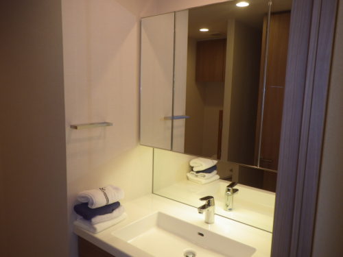 独立洗面台。隣の浴室（1317）は浴室乾燥機、追い炊き機能つき