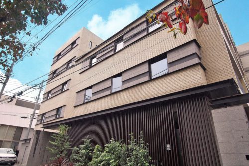 高級感のあるベージュカラーのタイル張りに緑の癒し