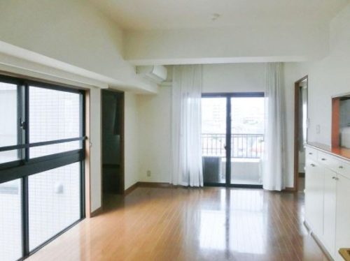 リビング、2面採光で開放感有り