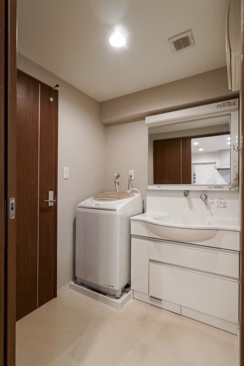 独立洗面台と室内洗濯機置き場