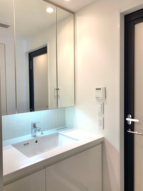 3面鏡付きの読厘洗面化粧台