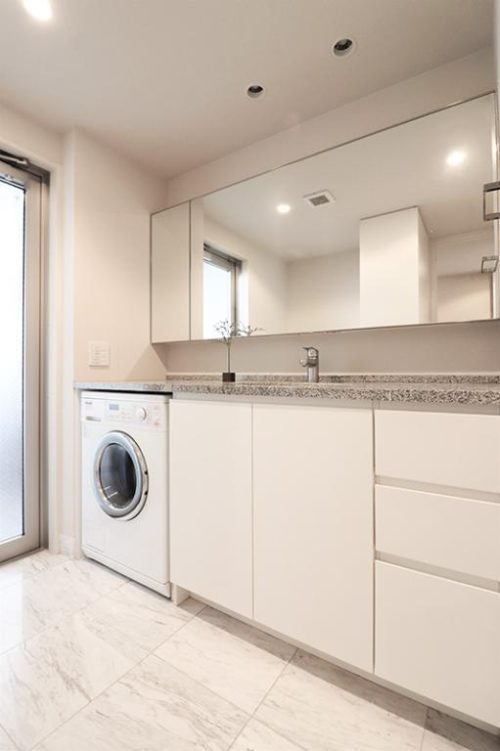 洗面室、室内洗濯機置き場と洗面台